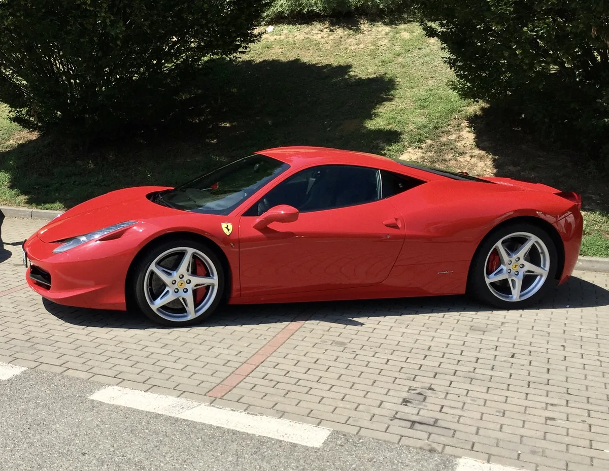 Ferrari 458 Italia – boční profil