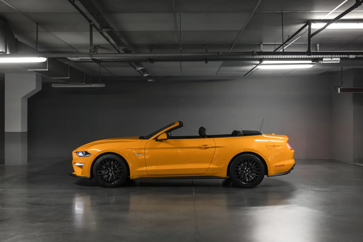 Ford Mustang GT – boční profil
