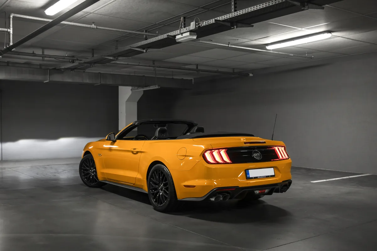 Ford Mustang GT – pohled zezadu