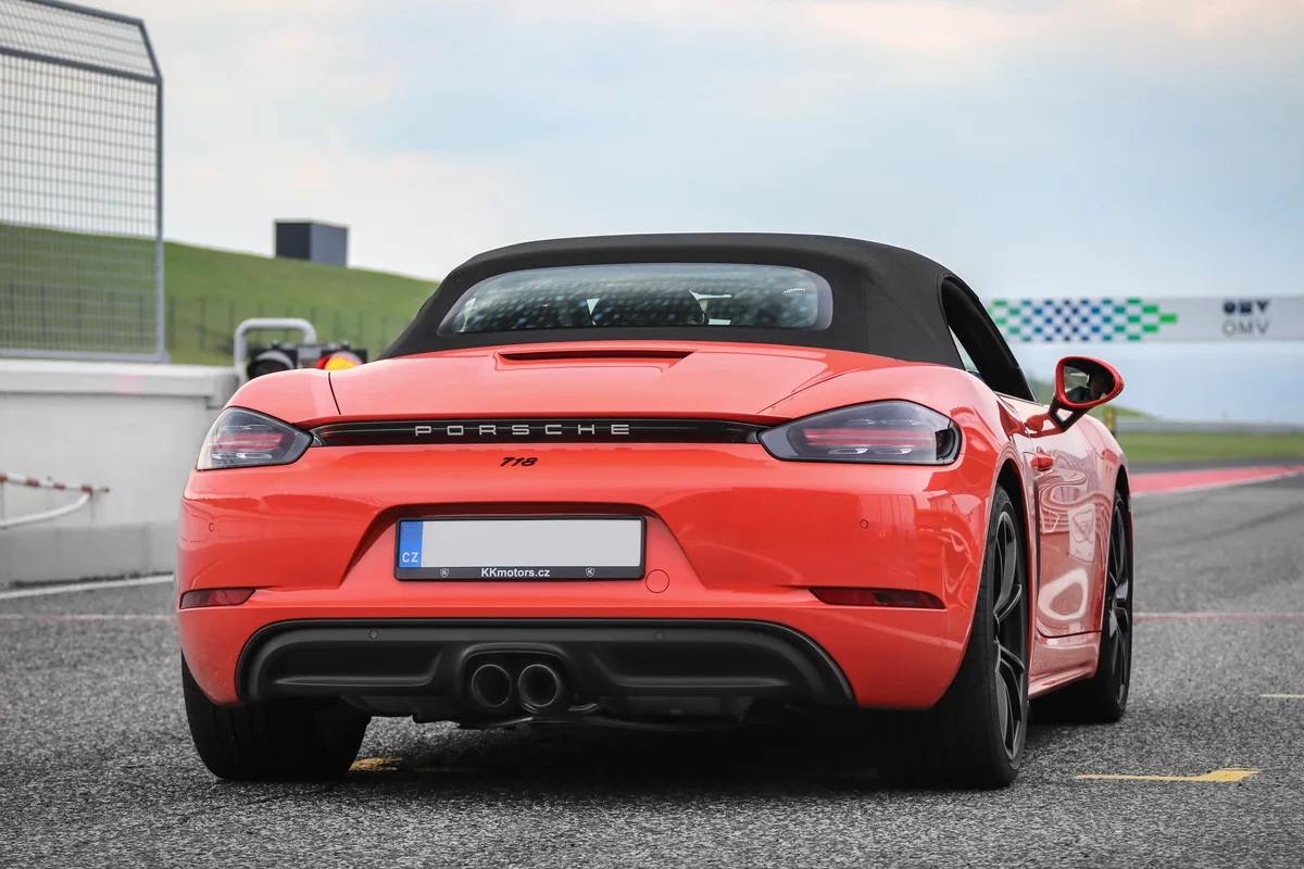 Porsche 718 Boxster – volant a přístroje