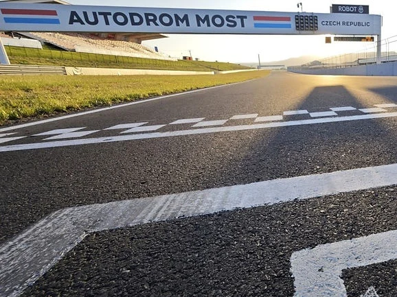 Cílová rovinka Autodromu Most