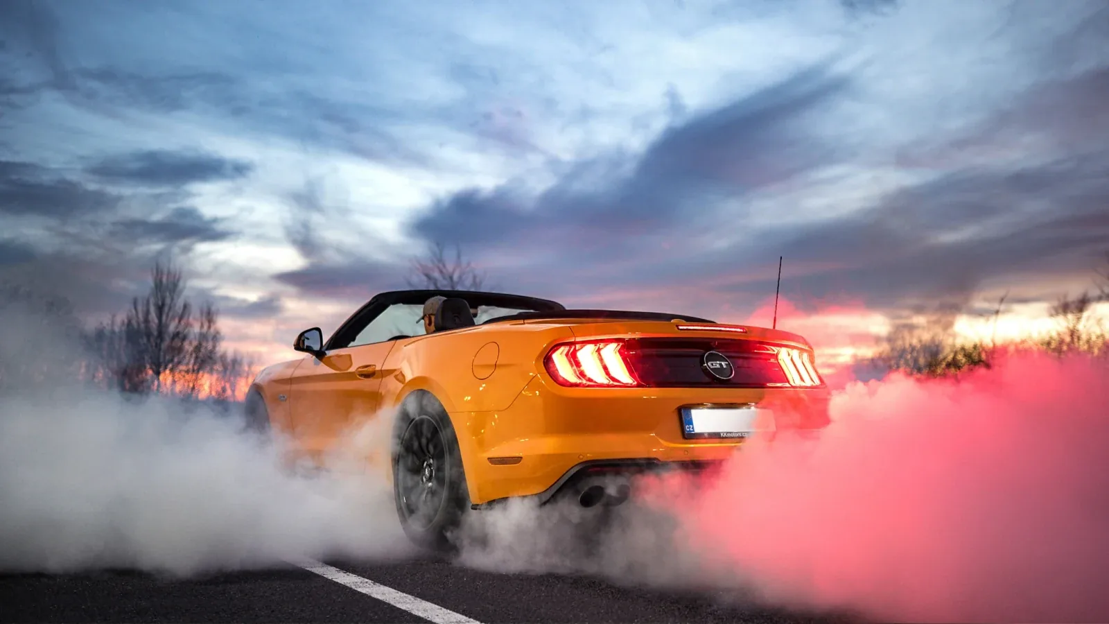 Ford Mustang GT convertible při driftu a pálení pneumatik
