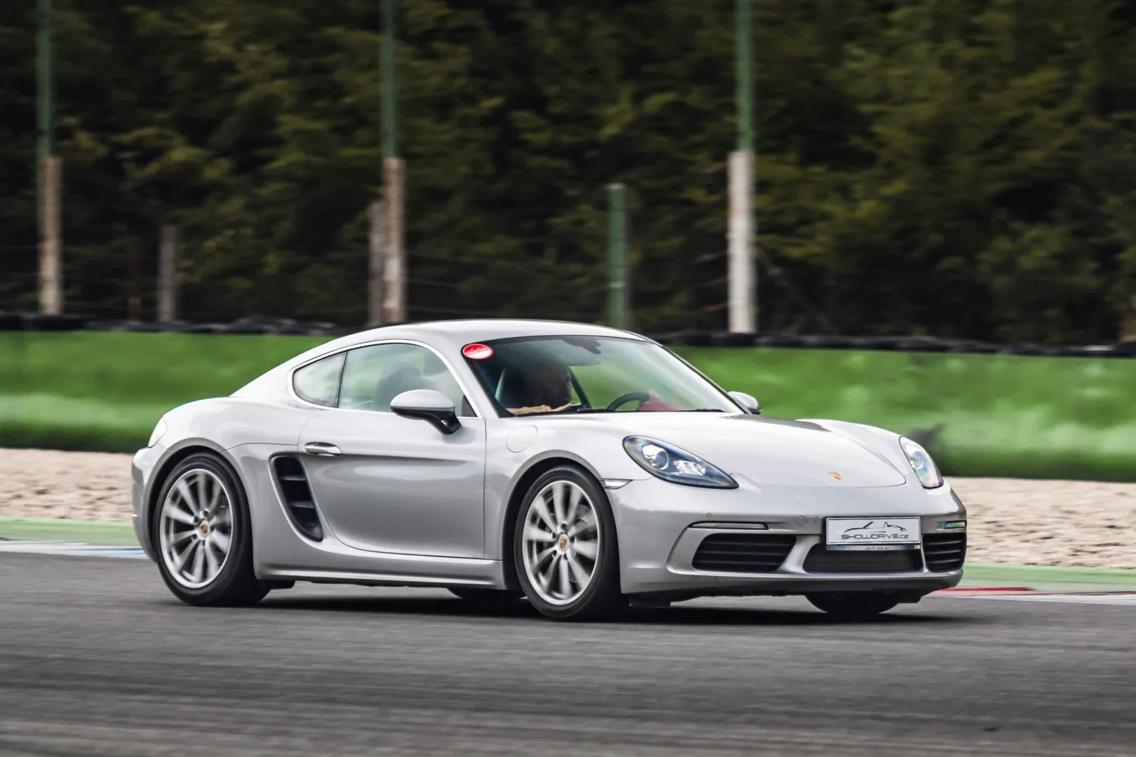 Porsche 718 Boxster při jízdě na závodním okruhu