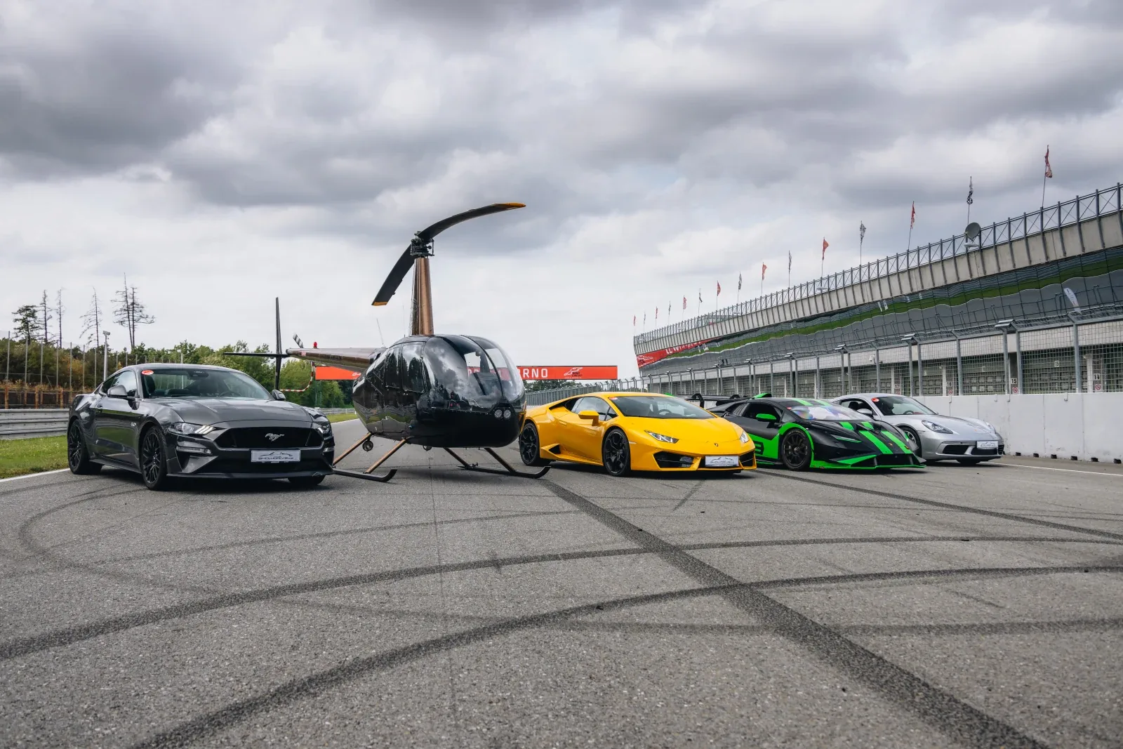 Supersporty ShowDrive a vrtulník na závodním okruhu