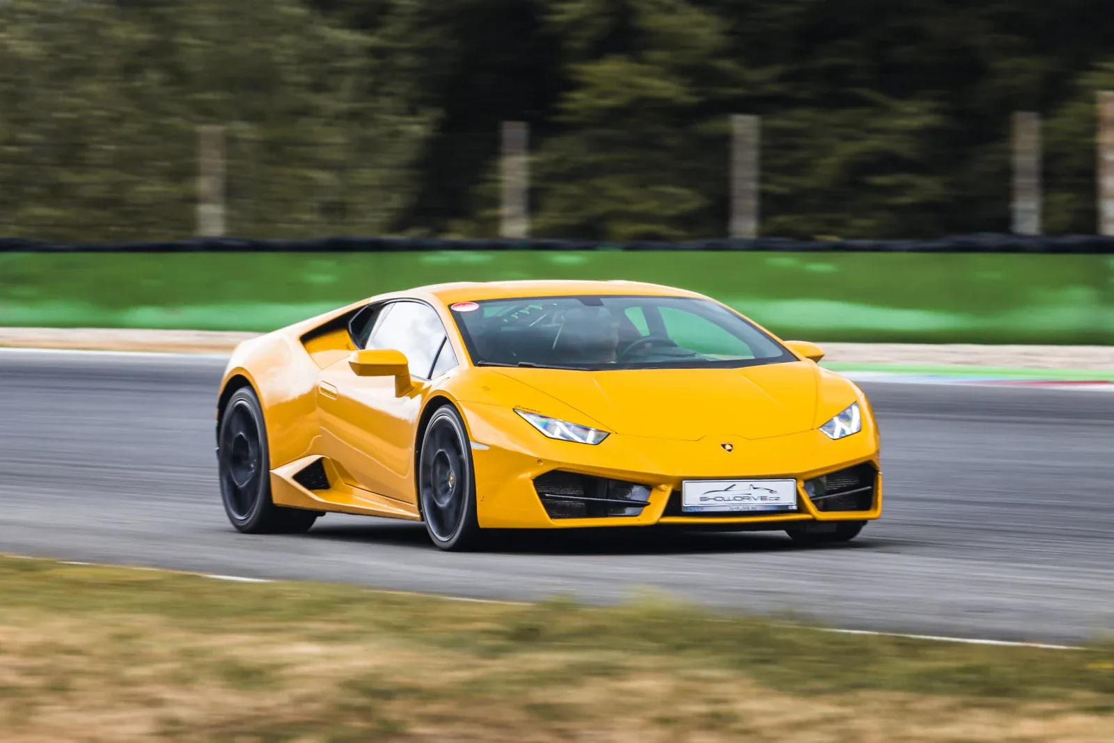 Lamborghini Huracan při jízdě na velkém závodním okruhu