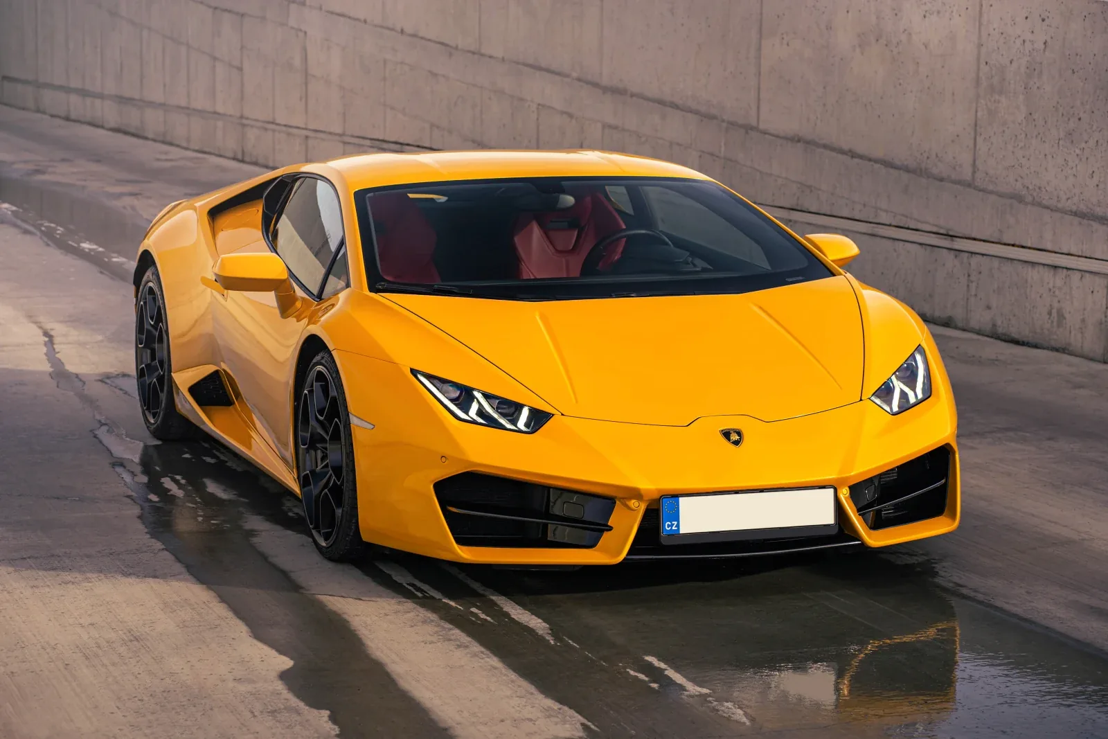 Žluté Lamborghini Huracan zepředu